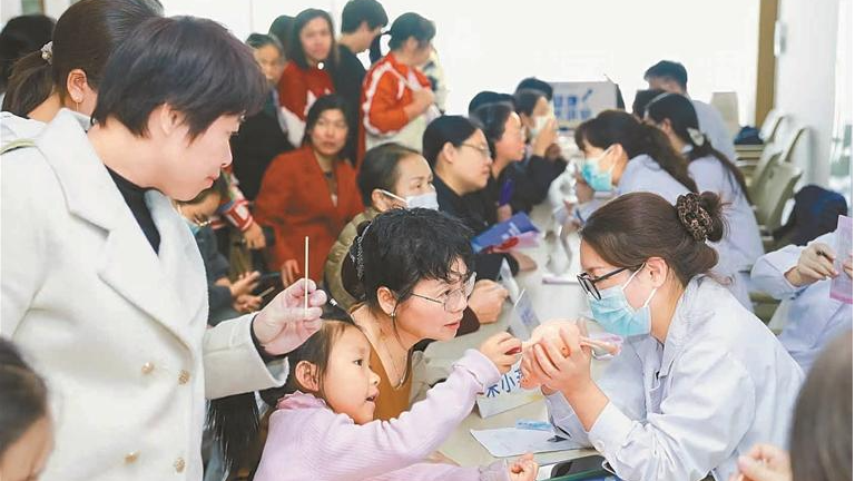 光明区举办全民全生命周期健康管理计划健康大讲堂 专家教市民科学应对更年期