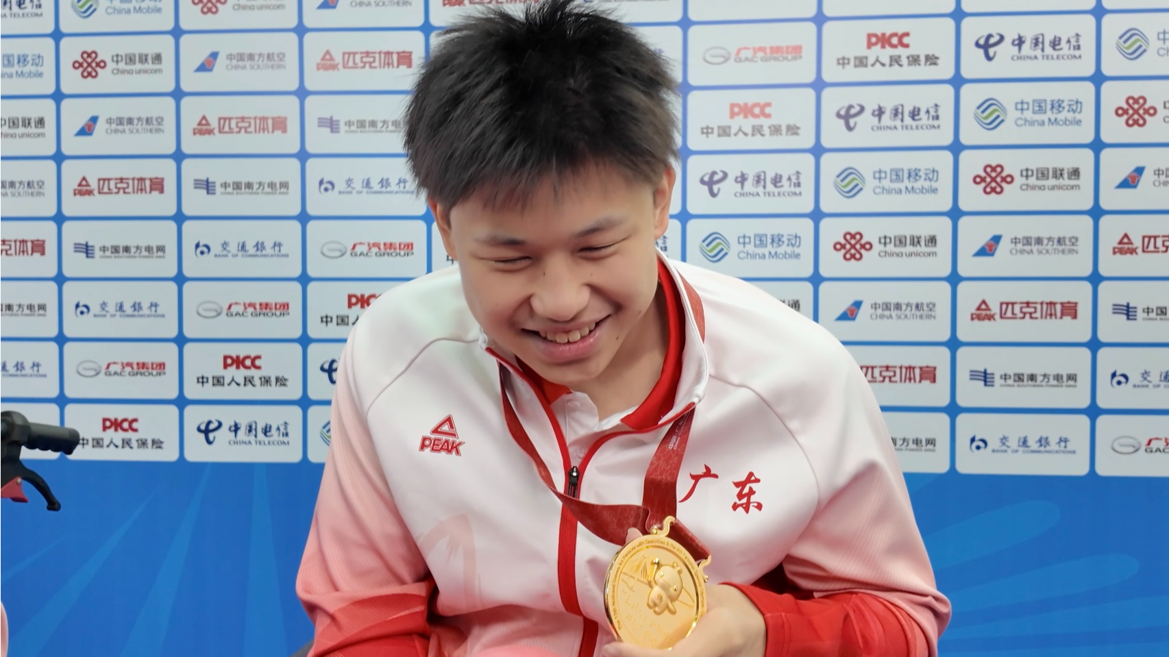 为梦想击水！宝安健儿任昱霄斩获残特奥会游泳首金