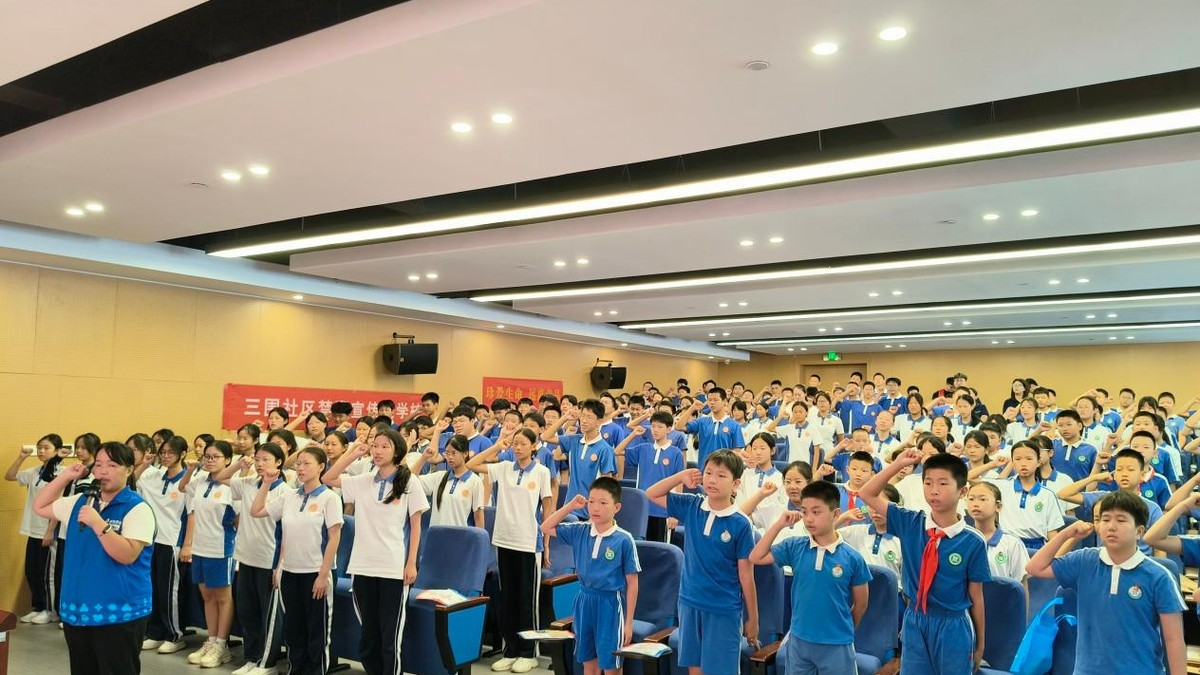 300名学生同上“识毒辨伪”普法课