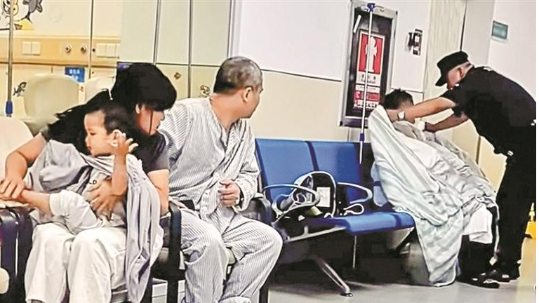 为老人轻覆棉被 暖心保安意外“走红”