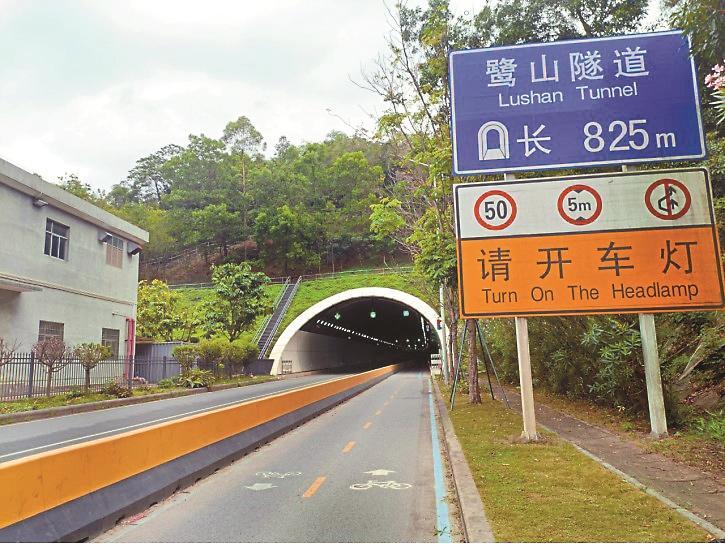 龙华依托隔离设施、交通标识标线引导等手段，将行人、非机动车、机动车进行空间分隔