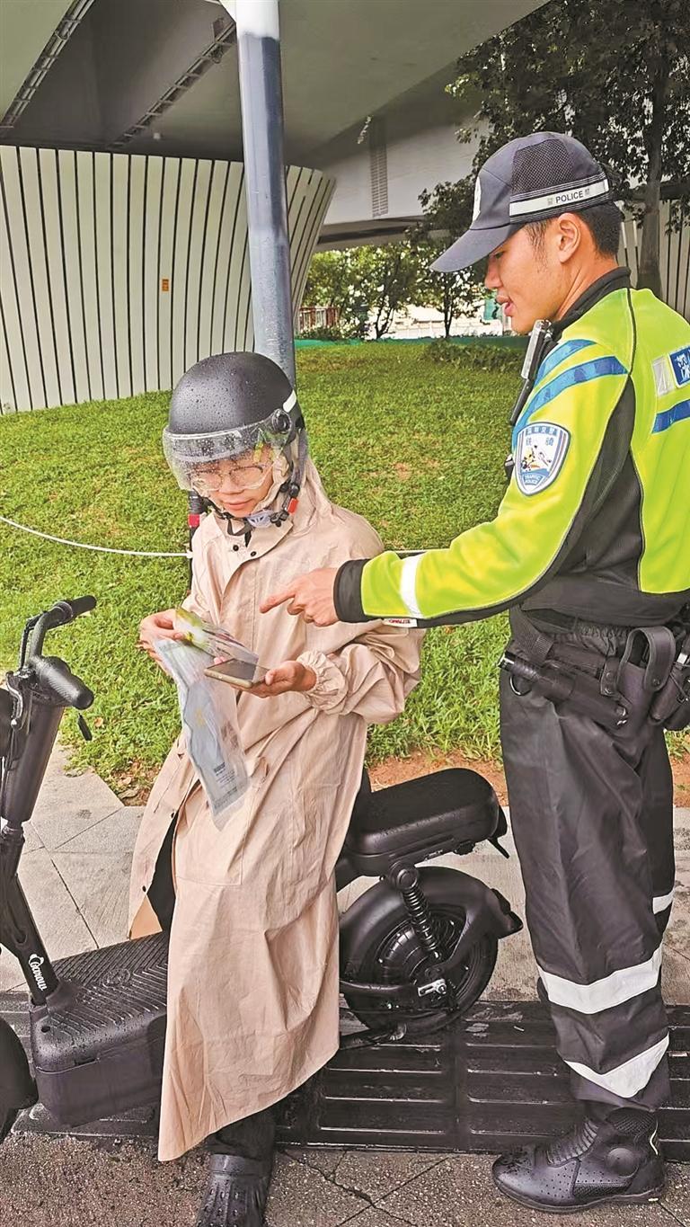 航城交警 宣传“三分离” 引导市民各行其道