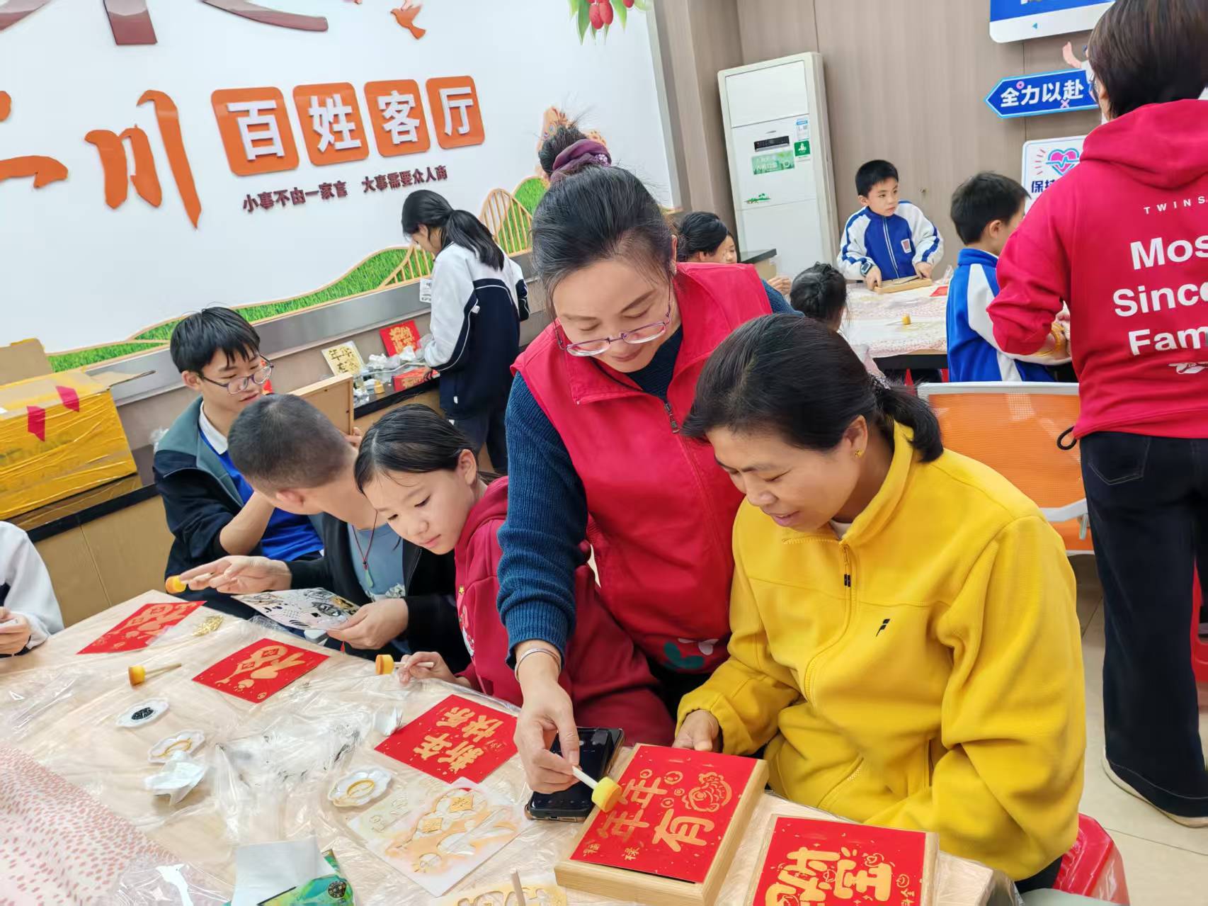 手作传情！新安上川社区开展新春拓印手工活动