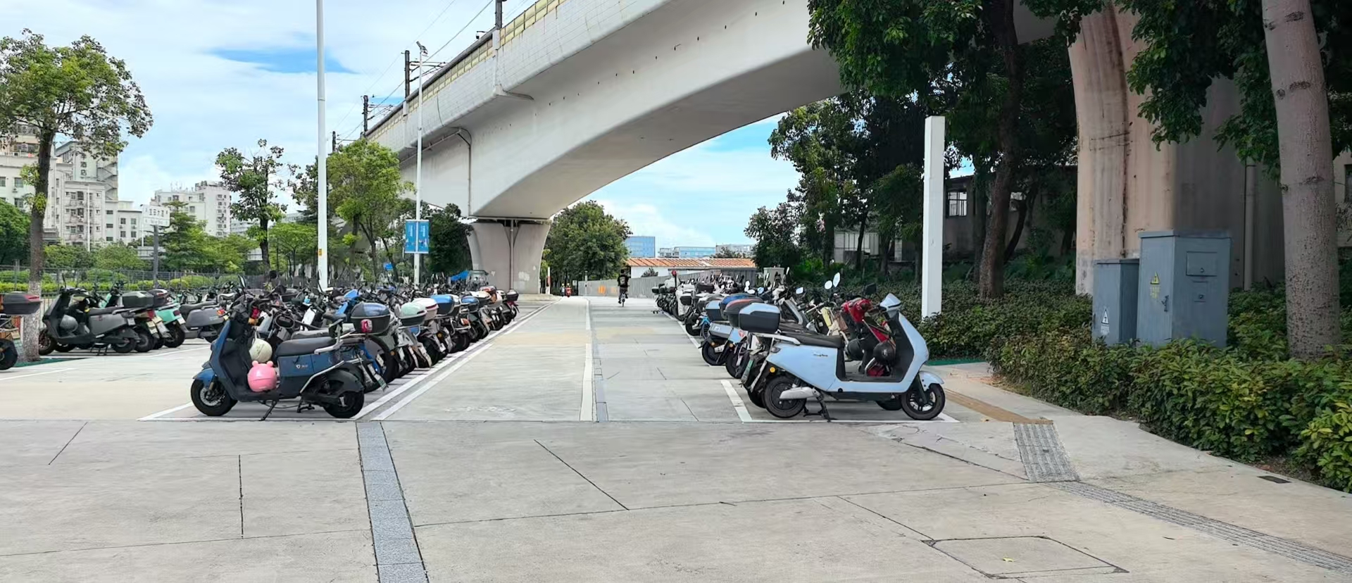 福永街道四招齐出缓解机场片区非机动车乱停放难题